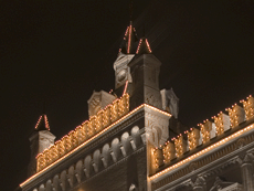 Decorative lighting of building fronts with the use of incandescent lamps