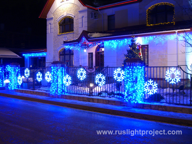 Cottage decorative lighting with the help of twinkle and curtain lights.