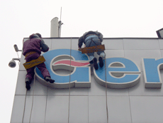 The assembly of lighting equipment by climbers