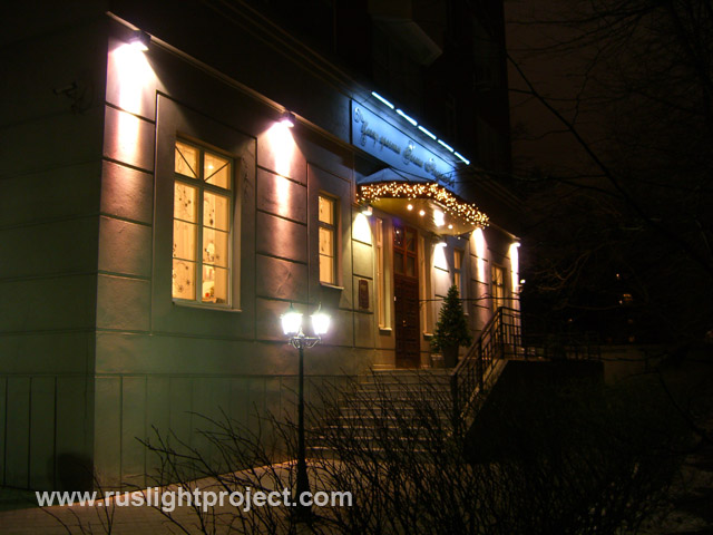 Architectural lighting of a beauty salon front with metal halide spotlights and LED tubes.